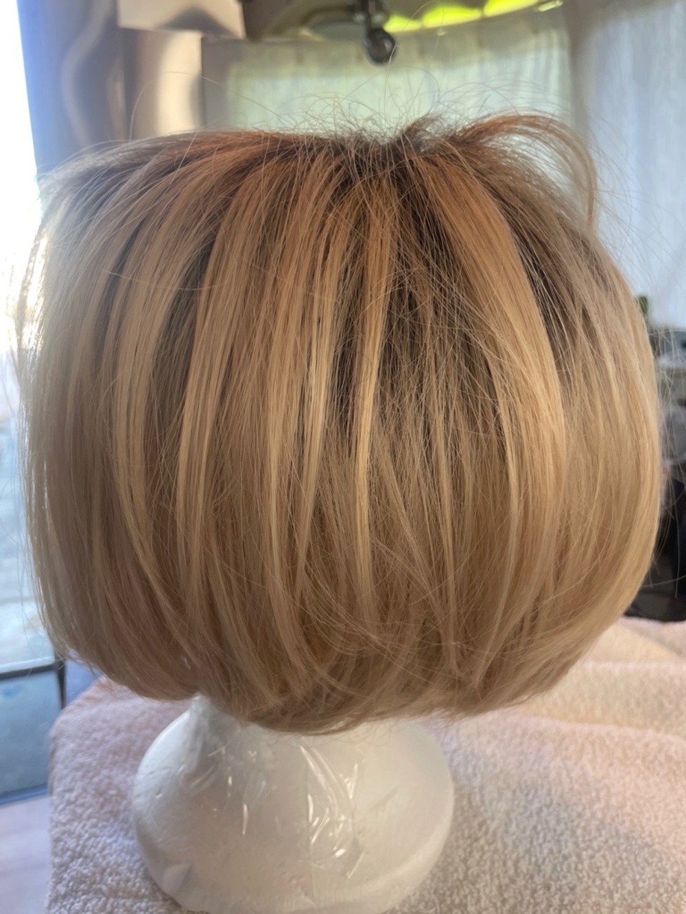 Short Blonde Women's Synthetic Wig - Stylish Layered Bob - Picture 7 of 9